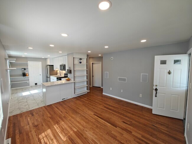Building Photo - 7605 Poplar Rd