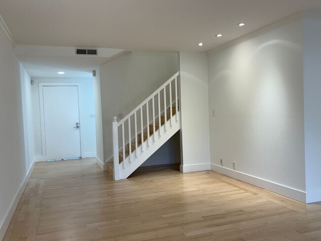 Building Photo - Newly Remodeled Townhouse Available Now!
