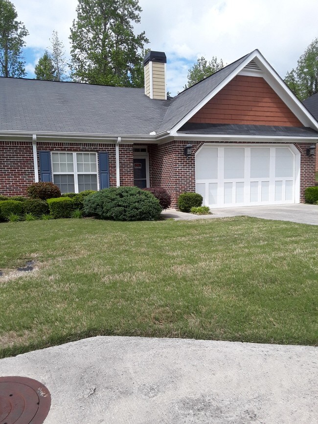 Building Photo - 2560 Rosehill Cir