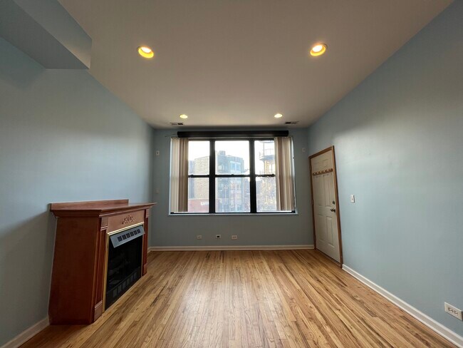 Sala de estar - 905 N Racine Ave