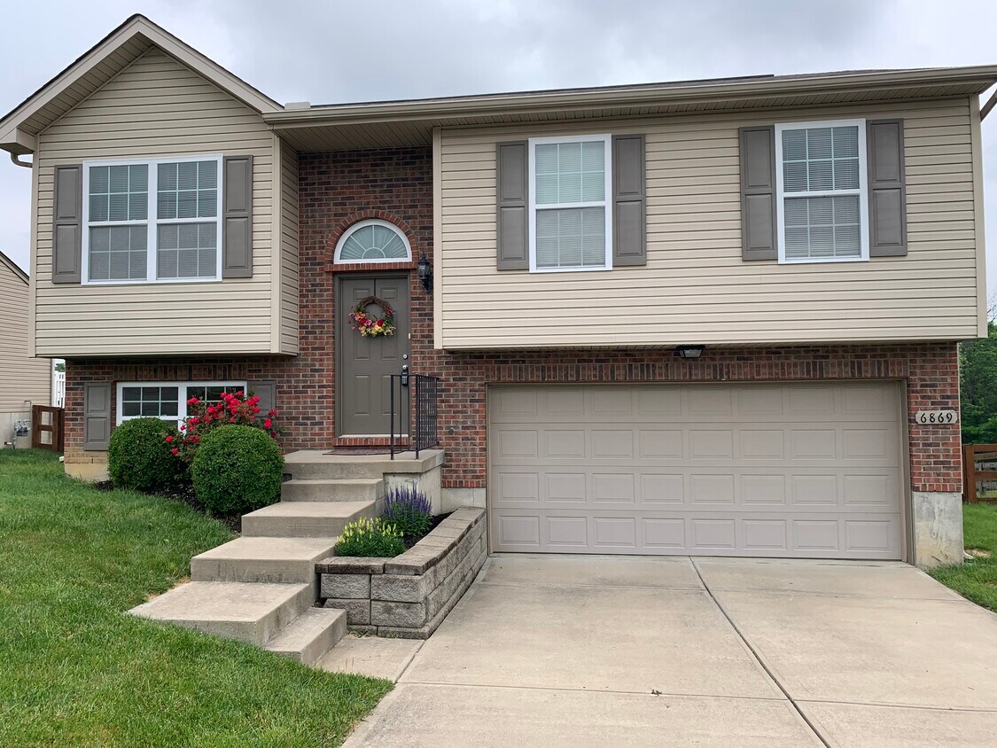 Nicely located bi-level home - 6869 Gordon Blvd