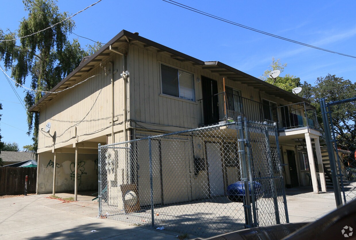 Building Photo - Maple Manor
