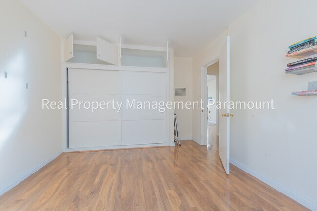 Foto del edificio - 8016 Blackburn Ave