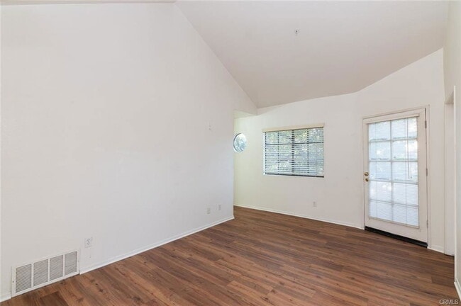 Foto del edificio - 2930 Montrose Ave