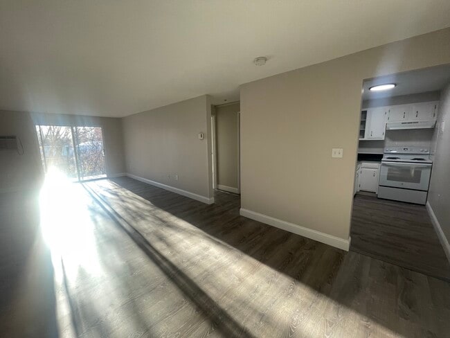 Building Photo - 799 Farm Road in Marlboro