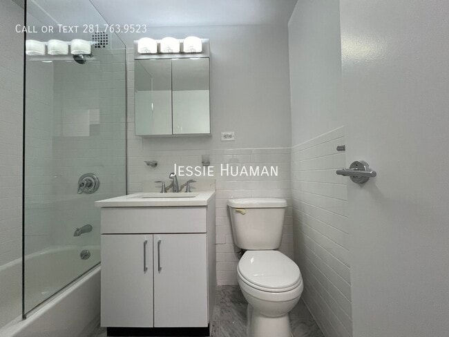 Building Photo - 219 E 69th St