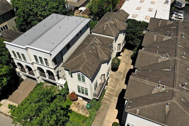 Building Photo - 2406 Wroxton Rd