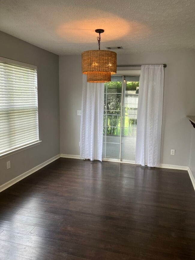 Building Photo - $1,000 off 1st month rent with December Mo...