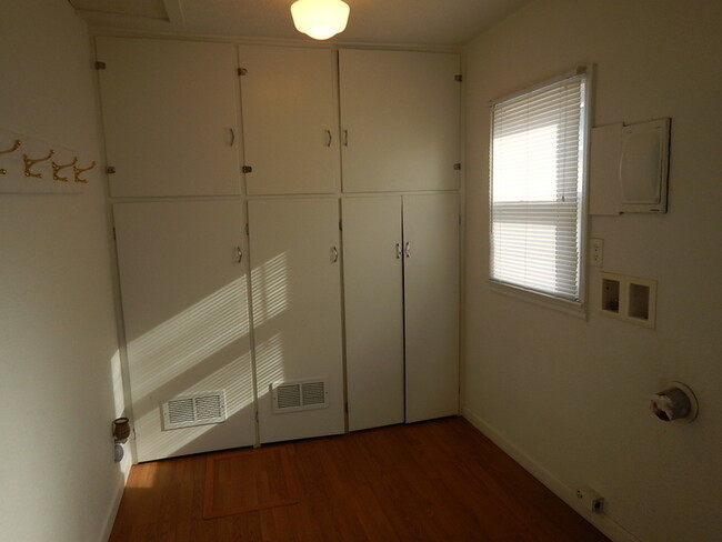 laundry area - 3217 W 9th St