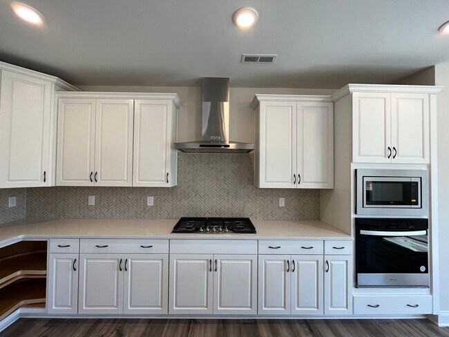 Building Photo - Stunning 5BD, 4.5BA Knightdale Home with Spacious Open Interior, Bonus Loft, and Modern Upgrades ...