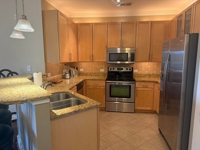 Foto del edificio - Furnished 2 Bedroom in Winstead Commons! Convenient to Lawndale Dr, Battleground Ave, and More!