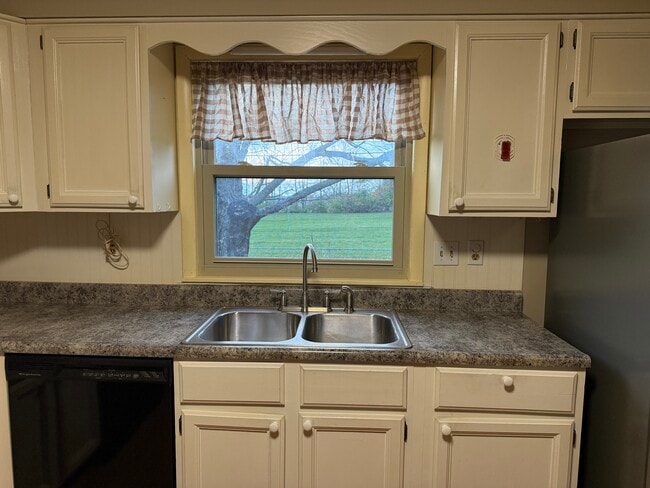 Building Photo - 18 Circle Dr