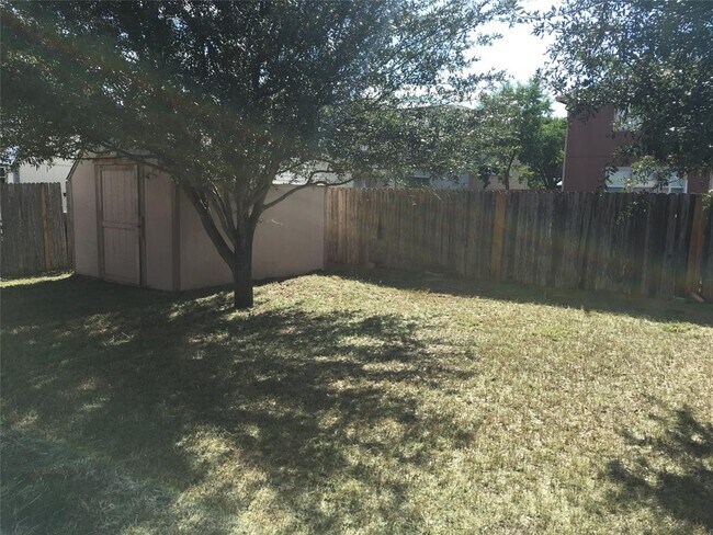 Foto del edificio - 703 Riverway Ln