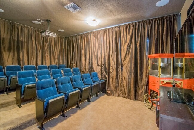 Photo - Ground Floor 2 Bedroom 1 Bathroom in Riverview, FL - Walk to Riverview Theater Apartment