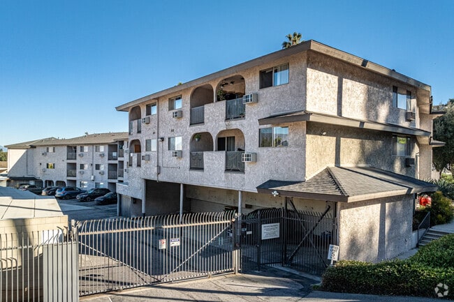 Building Photo - Luxe 1801