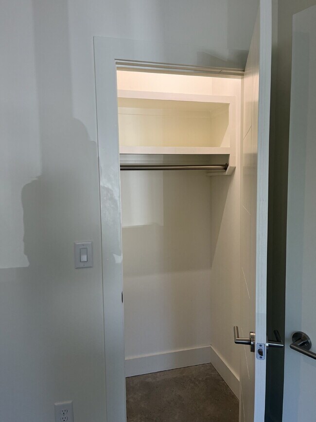 Building Photo - "Spacious Urban Living: 3-Bedroom Townhouse with 3.5 Baths in Nashville's Vibrant Core!" STUNNING...