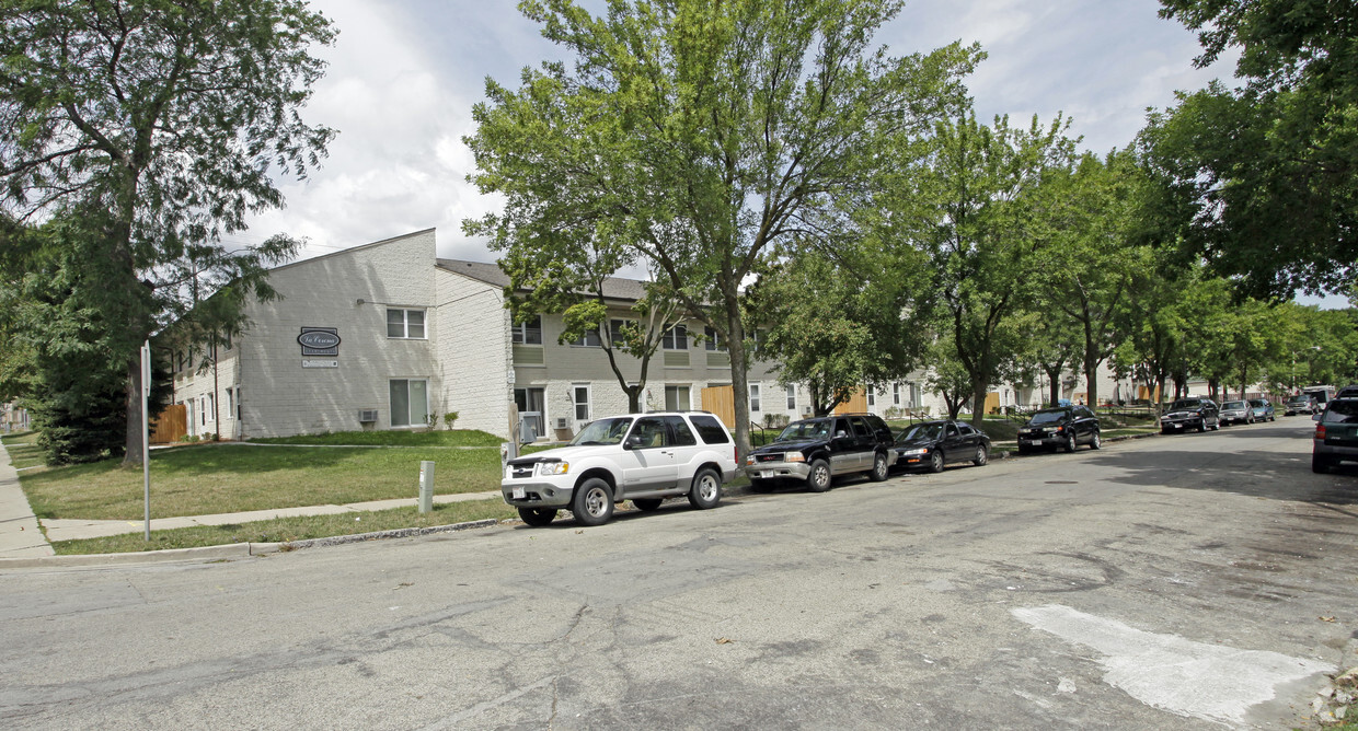 Primary Photo - La Corona Apartments