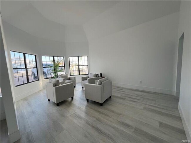 Foto del edificio - Stunning Lakefront Retreat in Gated Canyon...