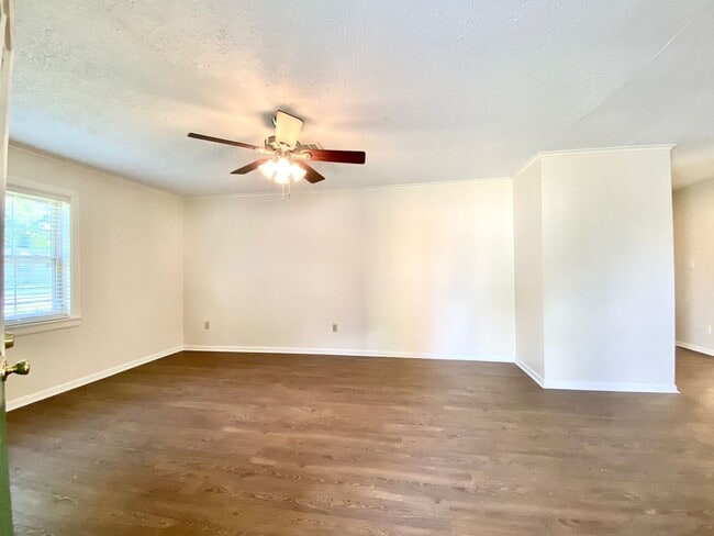 Building Photo - Immaculate 3 Bedroom 1.5 Bath