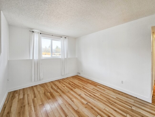 Photo du bâtiment - 8112-8136 36 Ave NW