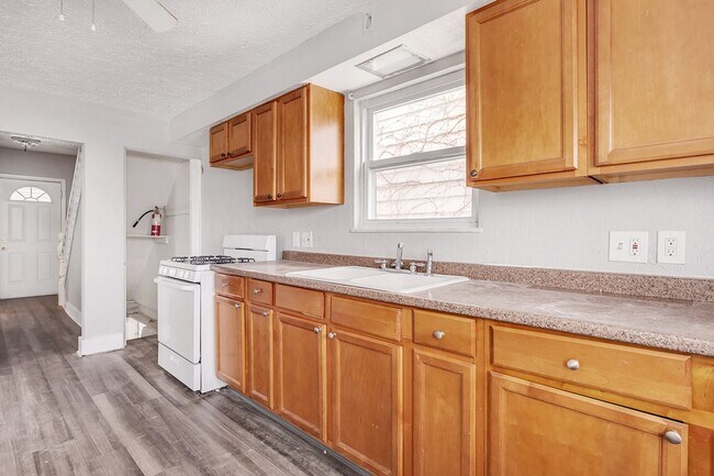 Building Photo - Newly Renovated 4 Bedroom Home in West Lib...