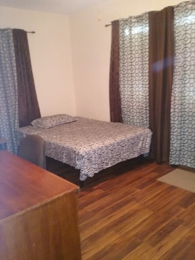 Room 1 - 811 Glenmore Cir