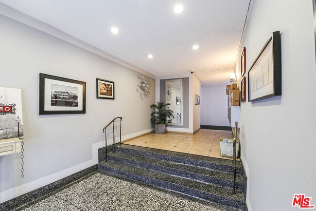 Foto del edificio - 425 S Kenmore Ave