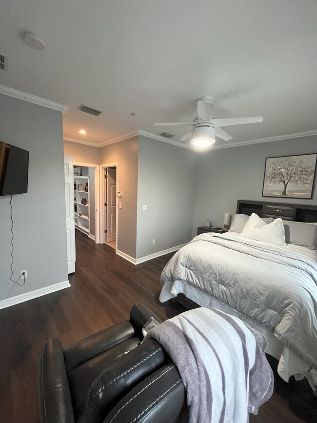 Dormitorio 3 - 343 E Church St