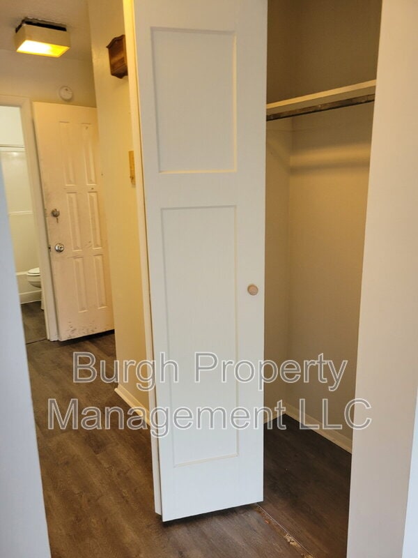 Building Photo - 534 Fallowfield Ave