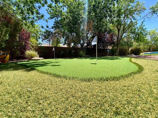 Foto del edificio - Furnished 4 Bedroom Pool Home - 6 month lease
