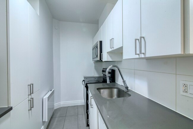 Building Photo - 3710 Chem. Queen Mary