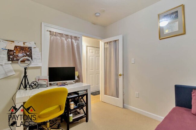 Building Photo - Renovated Condo with parking included