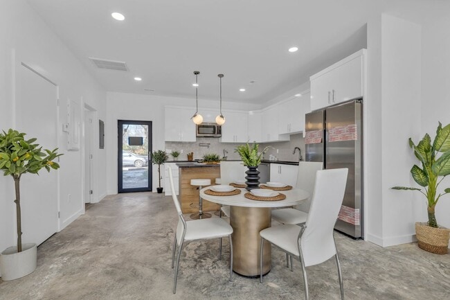 Photo - Modern + Classic Feel in the Heart of Downtown Chattanooga | 4 beds, 2.5 baths! Townhome