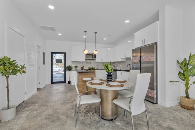 Foto del edificio - Modern + Classic Feel in the Heart of Downtown Chattanooga | 4 beds, 2.5 baths!