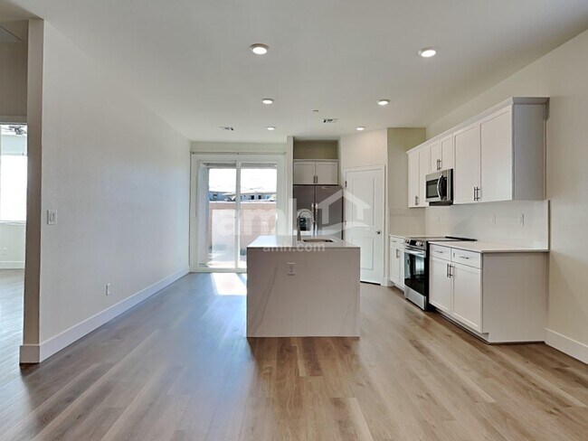 Foto del edificio - 545 Silverbell Fls Pl