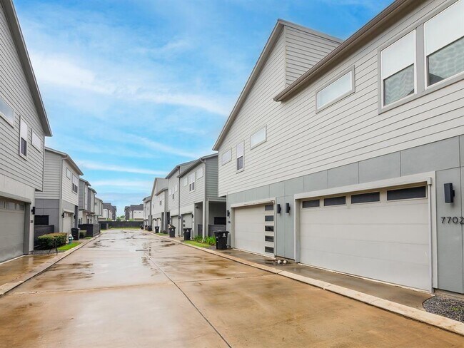 Foto del edificio - 7706 Jack Oak Ave