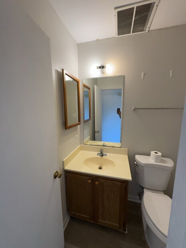 Building Photo - Charming 3 Bedroom Town House-116 Palace Cir.