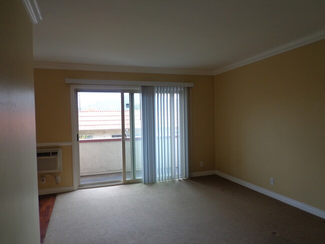 Building Photo - 1 bedroom Condo located in the highly desi...