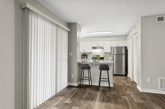 Building Photo - 7600 Roswell Rd