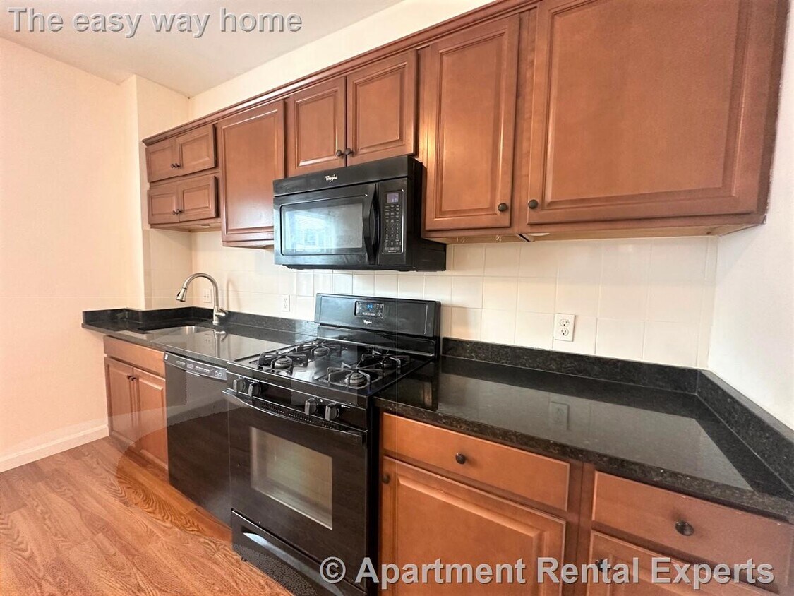 Primary Photo - 24 Rossmore St