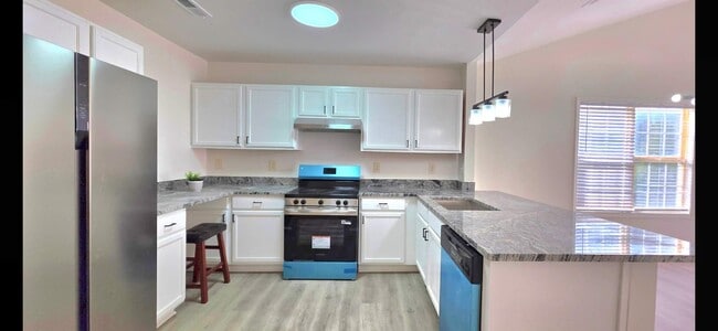 Foto del edificio - 6010 Newhall Rd