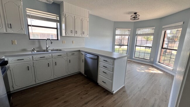 Foto del edificio - Three Bedroom Cozy Home Recently Remodeled!
