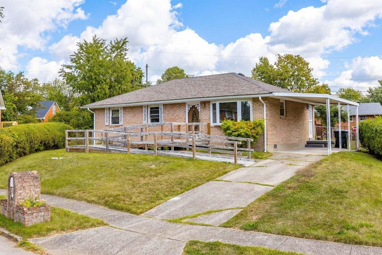 Foto principal - 645 Carver Rd