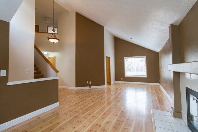 Building Photo - Lovely Corner Home in Quiet Neighborhood w...