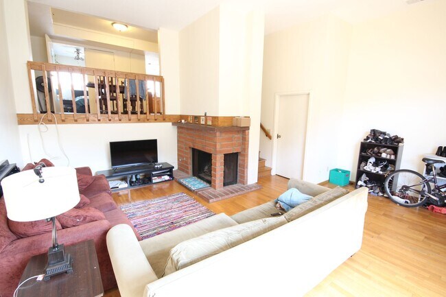 Foto del edificio - Spacious 3 Bedroom + Bonus Room Townhome with 2-car garage