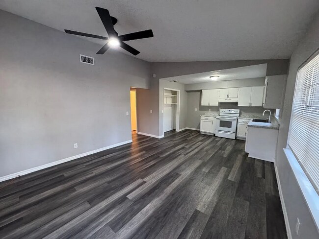 Foto del edificio - 485 N Briar Creek Point