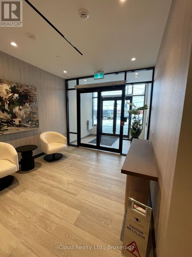 Photo du bâtiment - 8020 Derry Rd