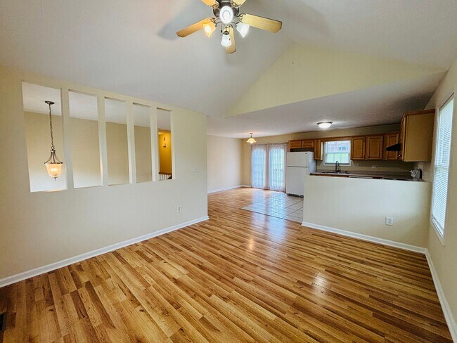 Foto del edificio - 228 Mountain Breeze Dr