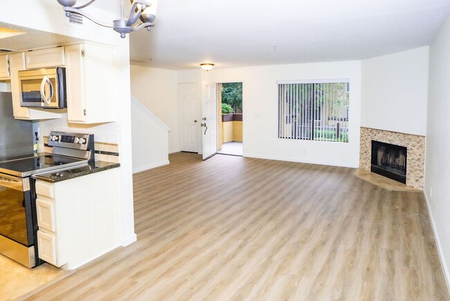 Building Photo - Gorgeous 2/2 townhome in Encinitas. Close ...