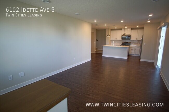 Building Photo - Gorgeous End Unit! Special Fall Pricing!